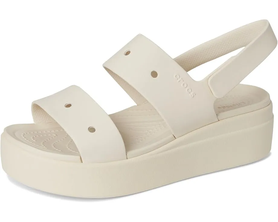 Сандалии Crocs Brooklyn 4U на низком клине с регулируемым ремешком и стелькой из ЭВА