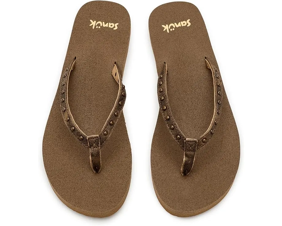 Sanuk Сандалии Yoga Joy II Stud с ремешком на заклепках и стелькой из коврика для йоги