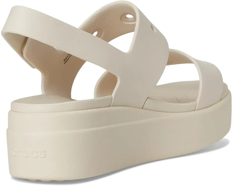 Сандалии Crocs Brooklyn 4U на низком клине с регулируемым ремешком и стелькой из ЭВА