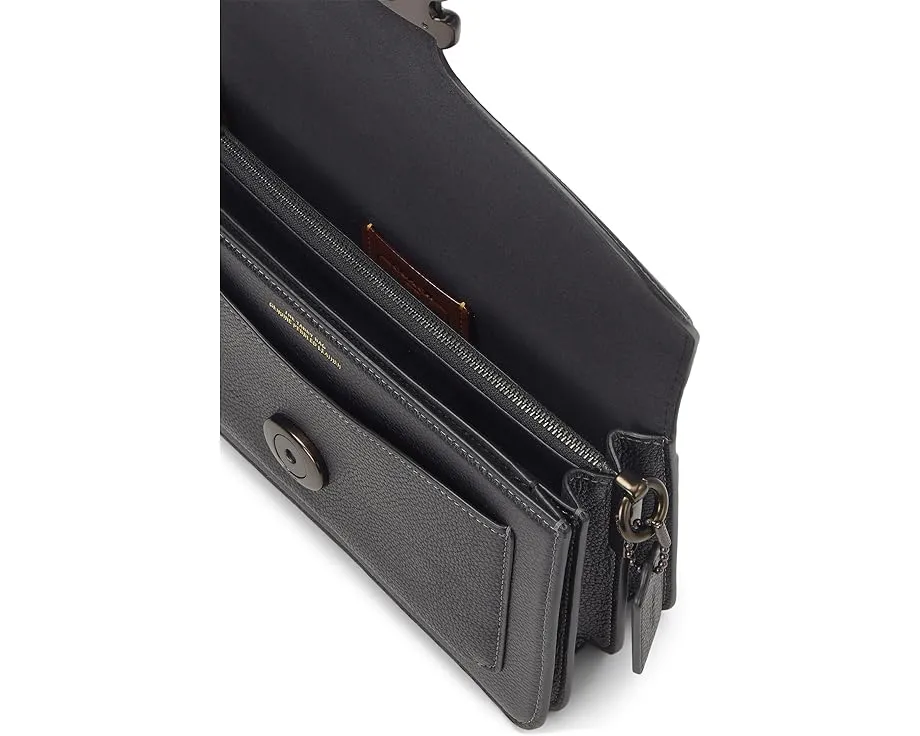 Сумка через плечо COACH Polished Pebble Leather Tabby 26 с фирменной фурнитурой