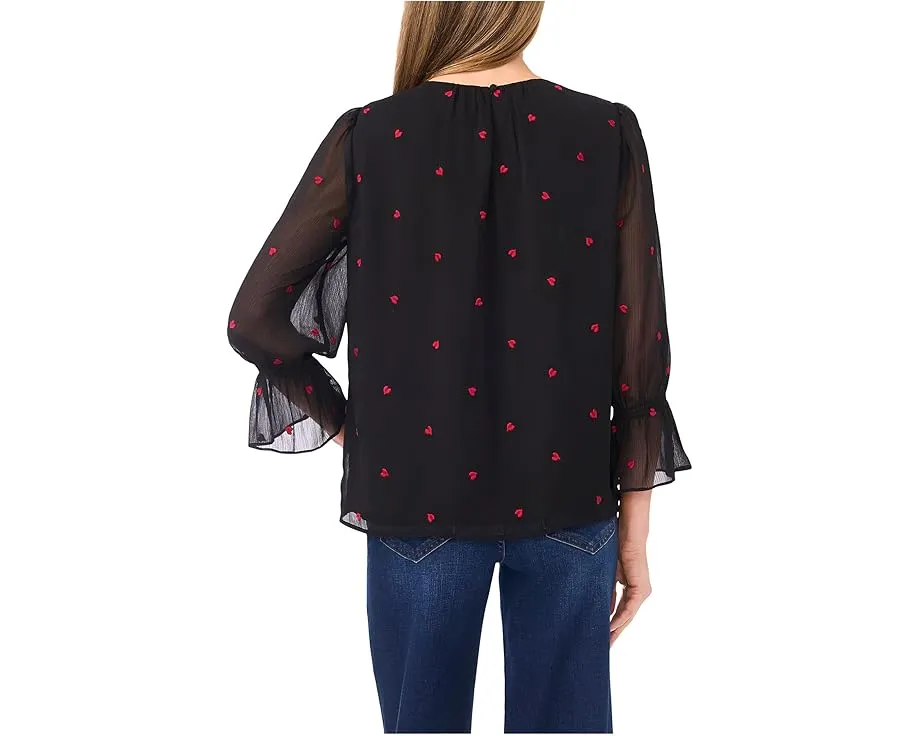 Топ CeCe с рукавами три четверти сборками на горловине и вышивкой сердечками