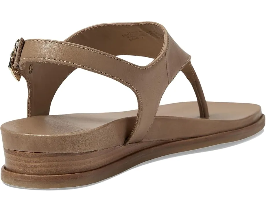 Сандалии Bernardo Concord с перемычкой между пальцами и регулируемым ремешком