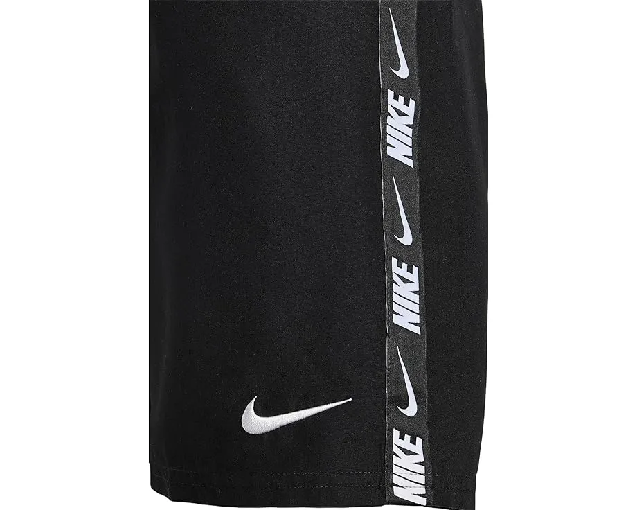 Шорты Nike Kids Breaker Logo Tape 7 дюймов (17.78 см) с внутренними трусиками и лентой с логотипом