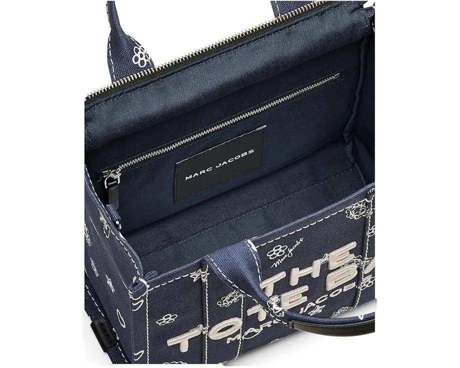 Маленькая сумка тоут The Bandana Canvas с бандана принтом и регулируемым ремнем Marc Jacobs