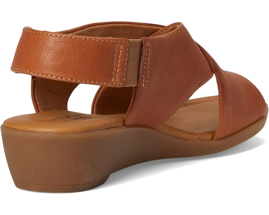 Сандалии Comfortiva Emilee на клиновидном каблуке с перекрестными ремешками