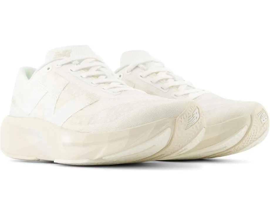 Беговые кроссовки New Balance FuelCell Rebel v4 с пеной FuelCell