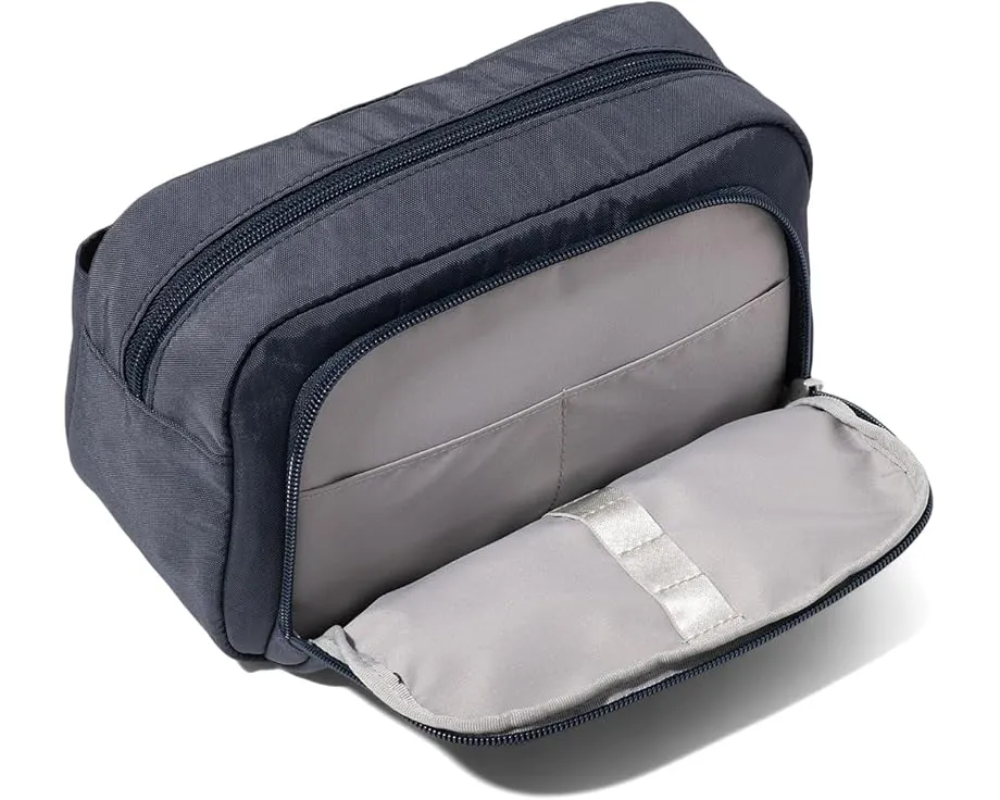 Косметичка Baggallini с отделениями для кистей и несколькими карманами