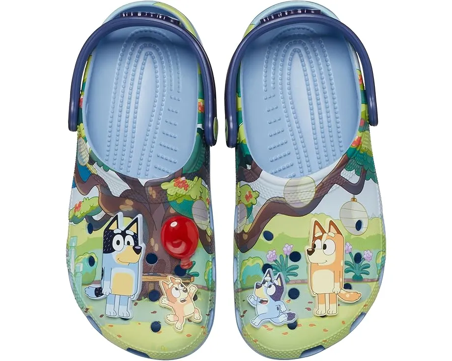 Классические клоги Crocs Bluey с принтом и большими шармами персонажей