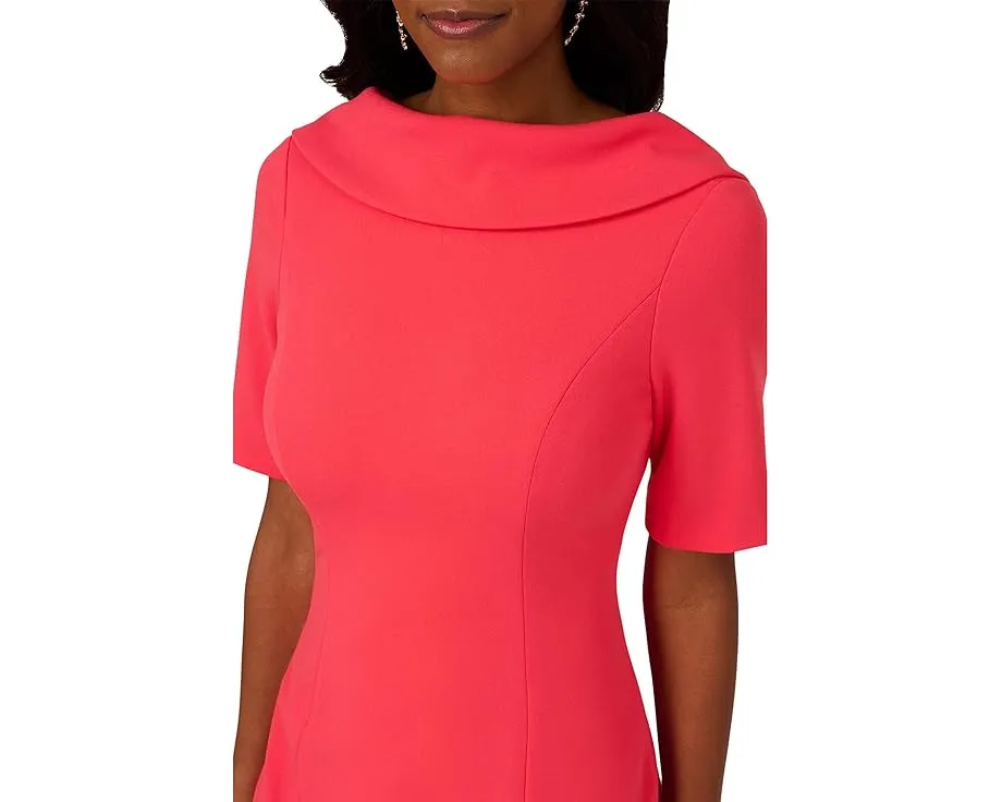 Платье-футляр с воротником-стойкой и V-образной спиной от Adrianna Papell