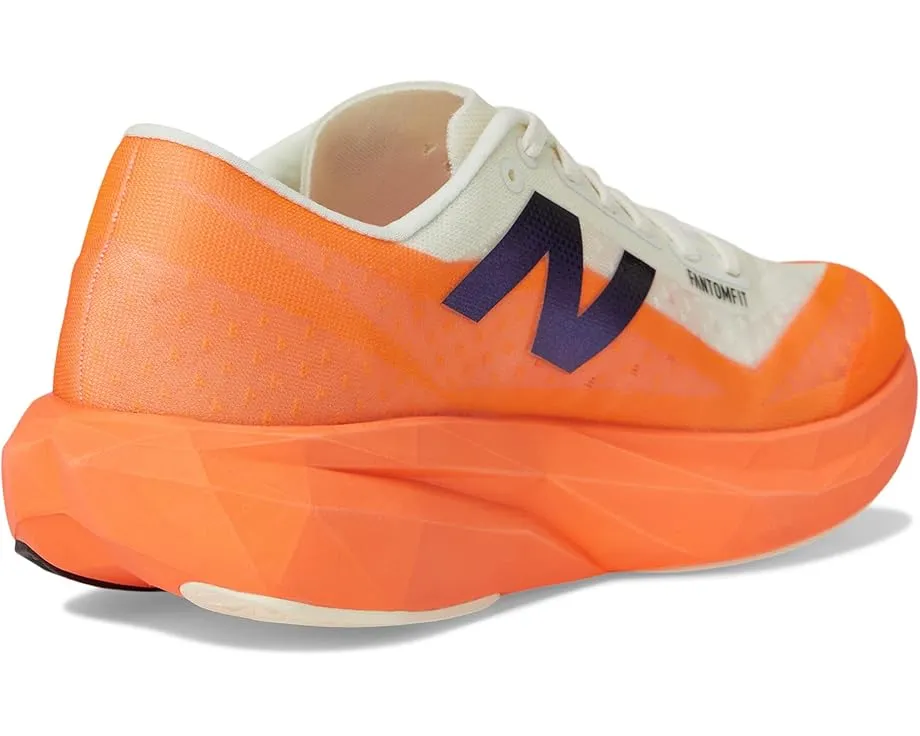 Беговые кроссовки New Balance FuelCell Rebel v4 с пеной FuelCell и светоотражающими элементами