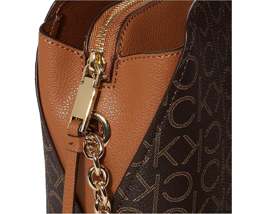 Кроссбоди Hailey Signature с тройным отделением и цепочкой от Calvin Klein