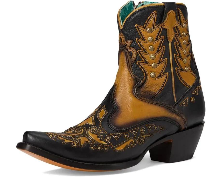 Ботинки Corral A4763 с вышивкой и заклепками на кожаном верхе и каблуком кубинского стиля