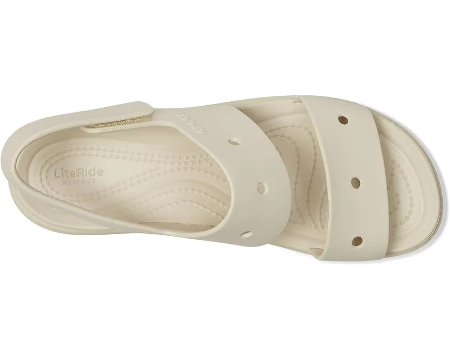 Сандалии Crocs Brooklyn 4U на низком клине с регулируемым ремешком и стелькой из ЭВА