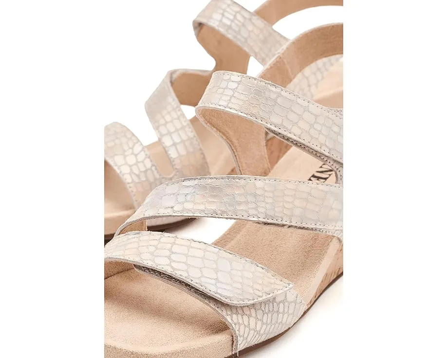 Босоножки Vaneli Creola на танкетке из пробки с застежкой на липучке