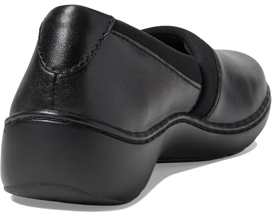 Туфли Clarks Cora Charm без застежки с миндалевидным носком и акцентной строчкой