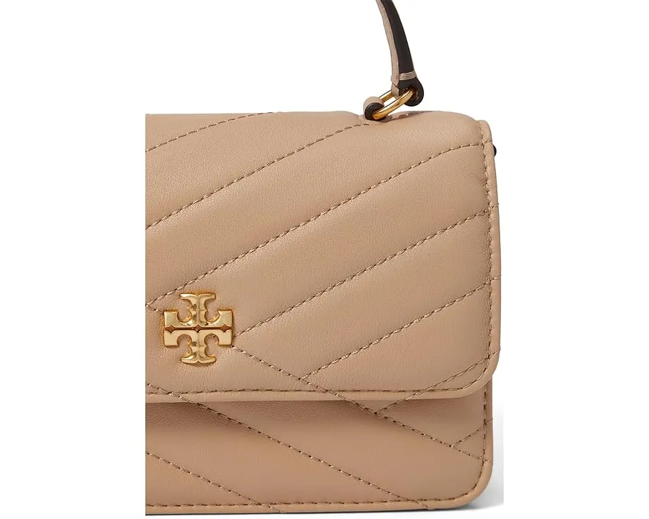 Миниатюрный кошелек Kira Chevron на цепочке от Tory Burch с тиснением шеврон