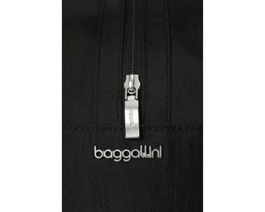 Трансформируемая дорожная сумка Baggallini с тремя отделениями