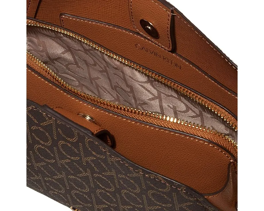 Кроссбоди Hailey Signature с тройным отделением и цепочкой от Calvin Klein