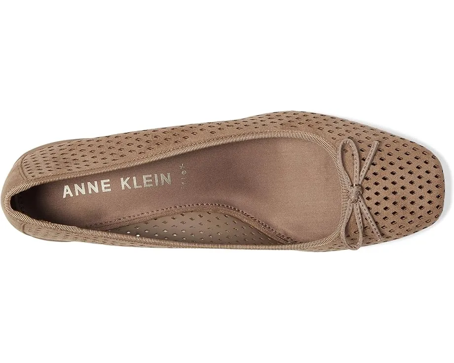 Модель Winslet от Anne Klein с перфорацией и клиновидным каблуком
