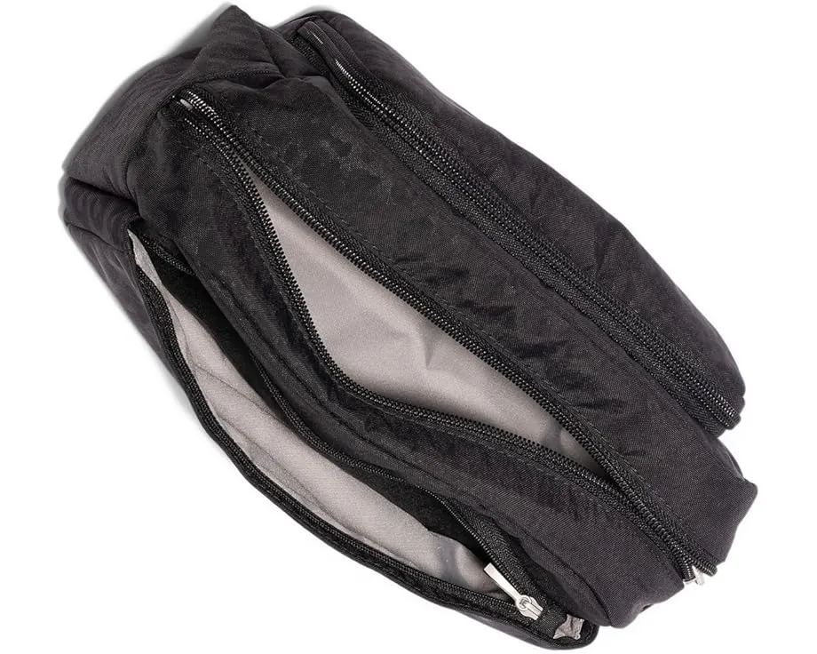 Косметичка Baggallini с отделениями для кистей и несколькими карманами