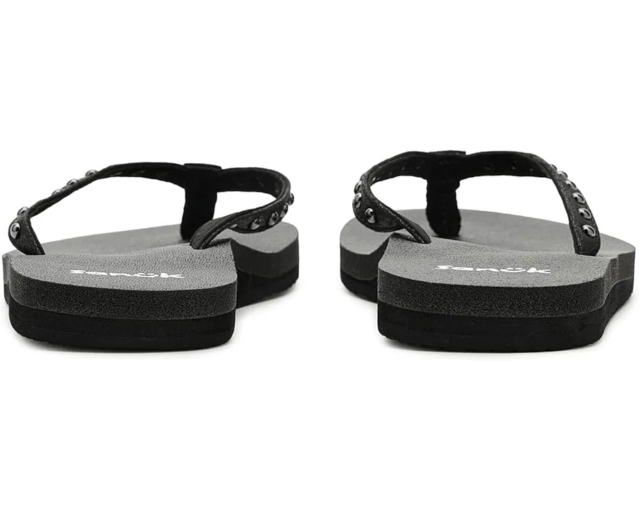 Sanuk Сандалии Yoga Joy II Stud с ремешком на заклепках и стелькой из коврика для йоги