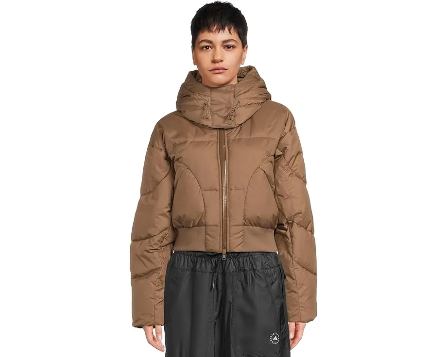 Короткая утепленная зимняя куртка adidas by Stella McCartney с капюшоном и ветрозащитой