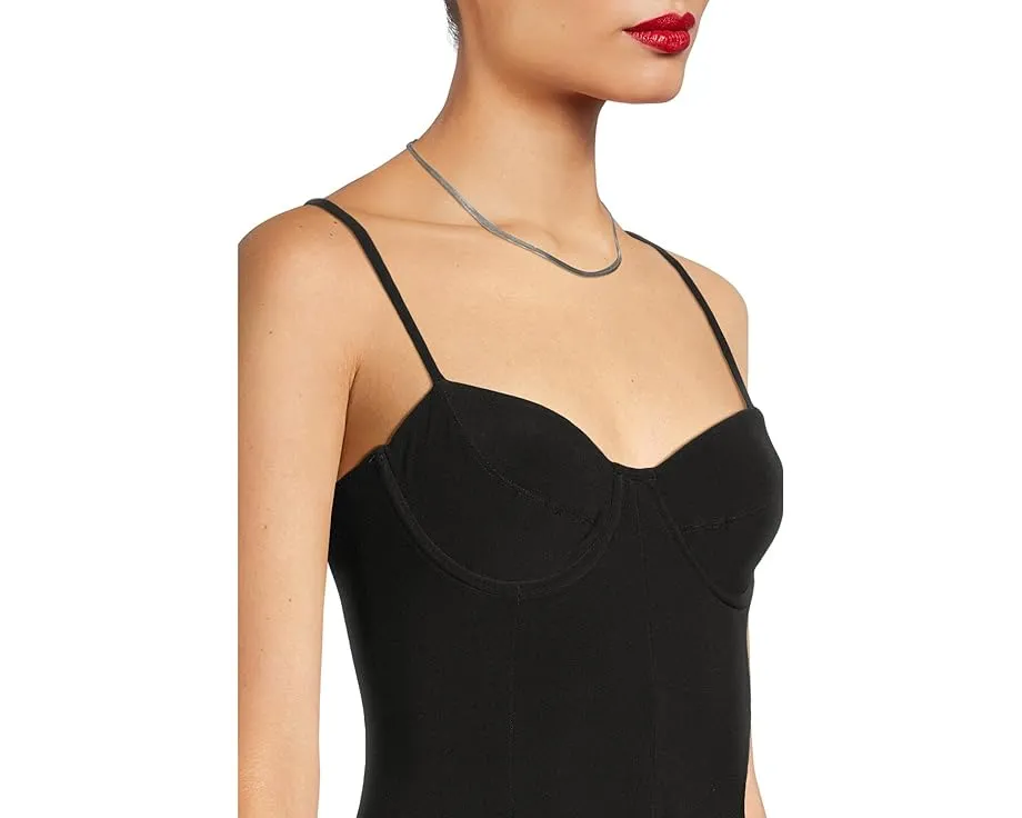 Платье Norma Kamali для пиклбола с встроенным бюстгальтером и sweetheart вырезом