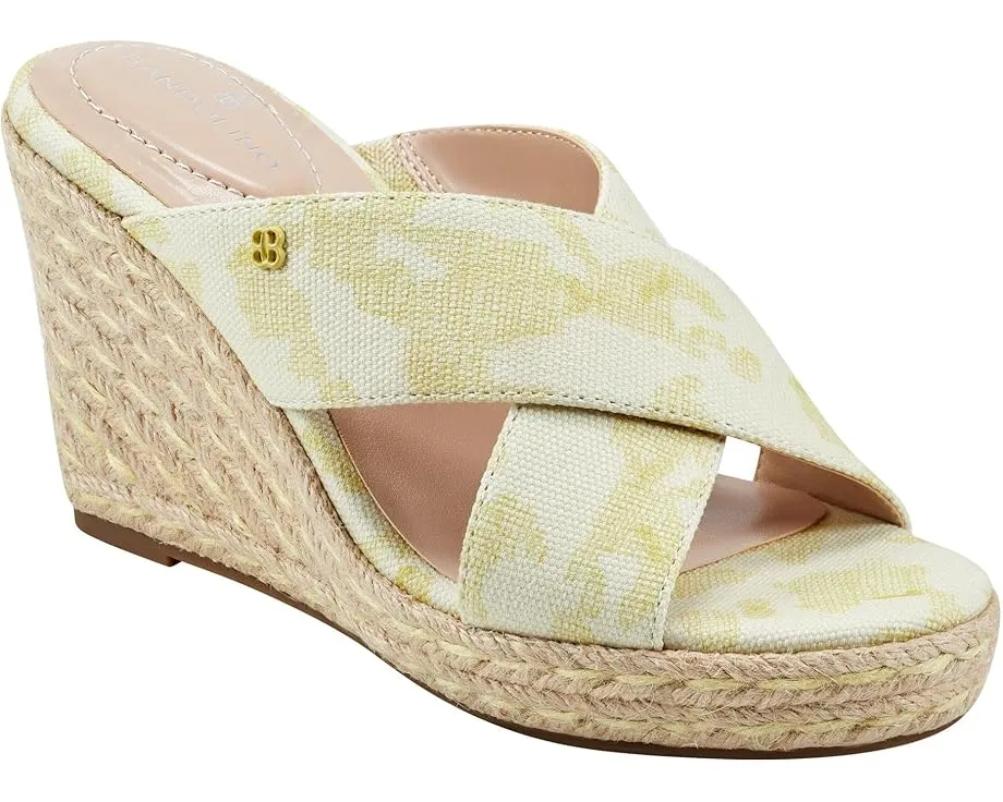 Босоножки Bandolino Kammie на платформе с цветочным принтом и перекрещивающимися ремешками