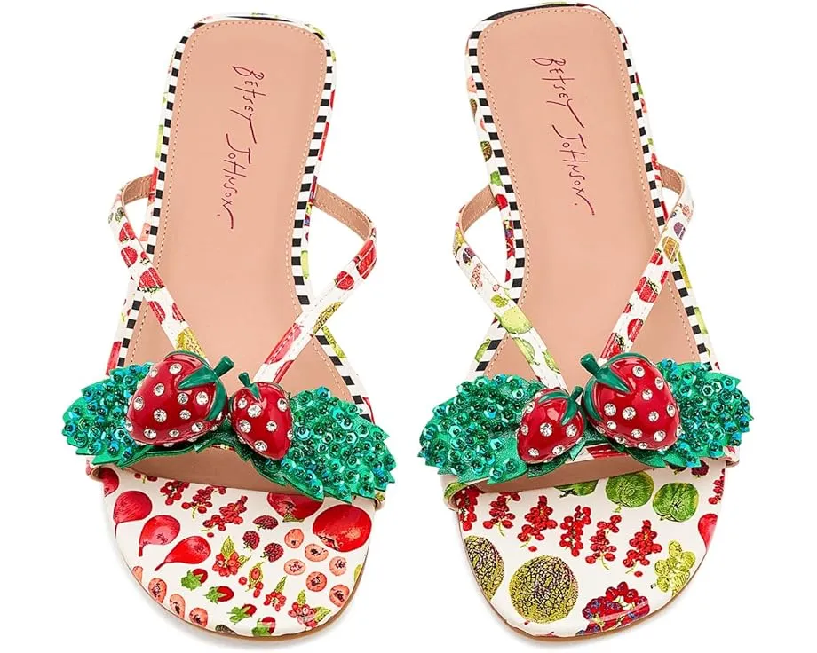 Плоские сандалии Garrik с украшениями и круглым мысом от Blue by Betsey Johnson