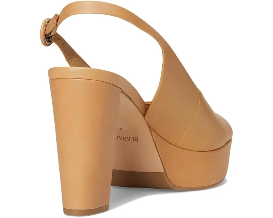 Босоножки Vega от Bernardo на платформе с регулируемой пряжкой