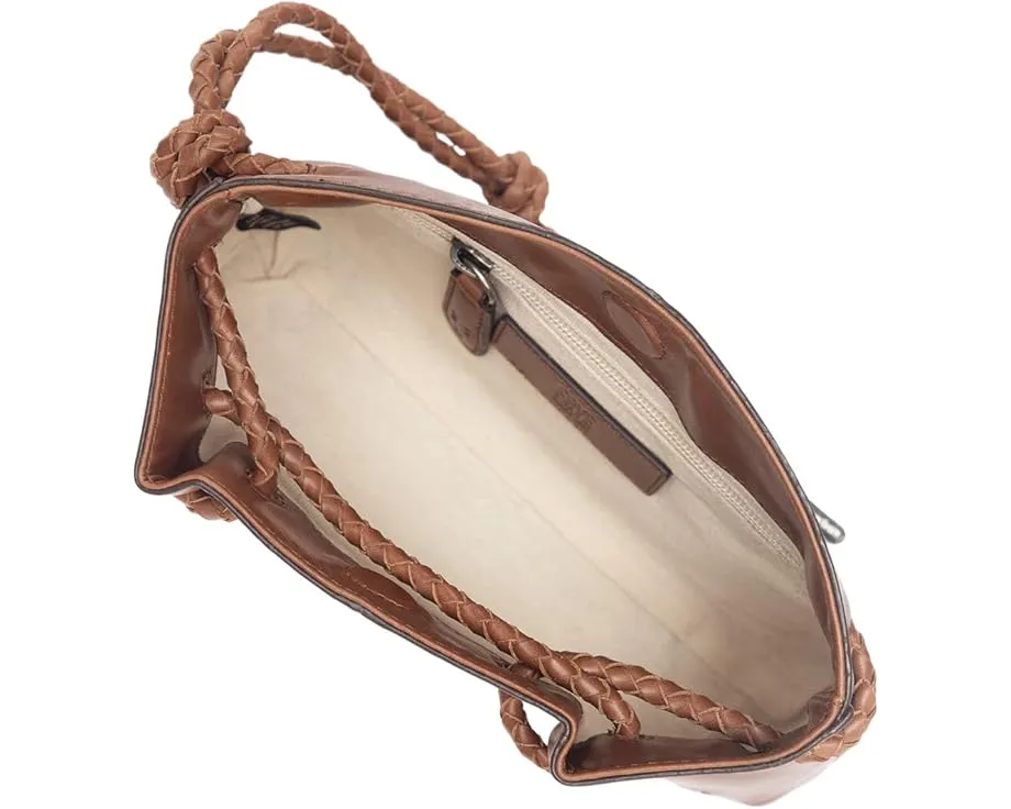 Клатч-браслет Frye Caroline из состаренной кожи на запястье