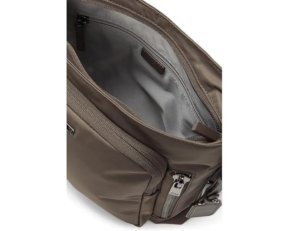 Кроссбоди Tumi Tyler с множеством карманов и съемным кожаным шармом