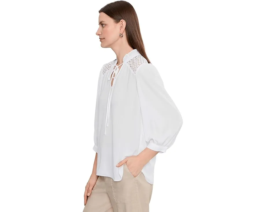 Блуза Lorelei с кружевной кокеткой и воротником-жабо NYDJ