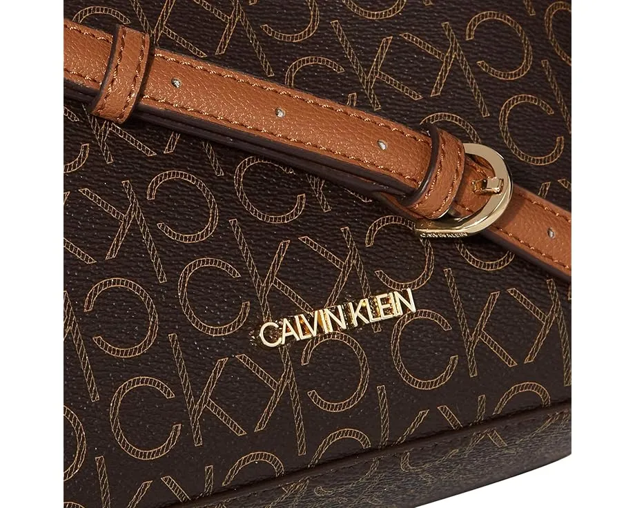 Кроссбоди Hailey Signature с тройным отделением и цепочкой от Calvin Klein