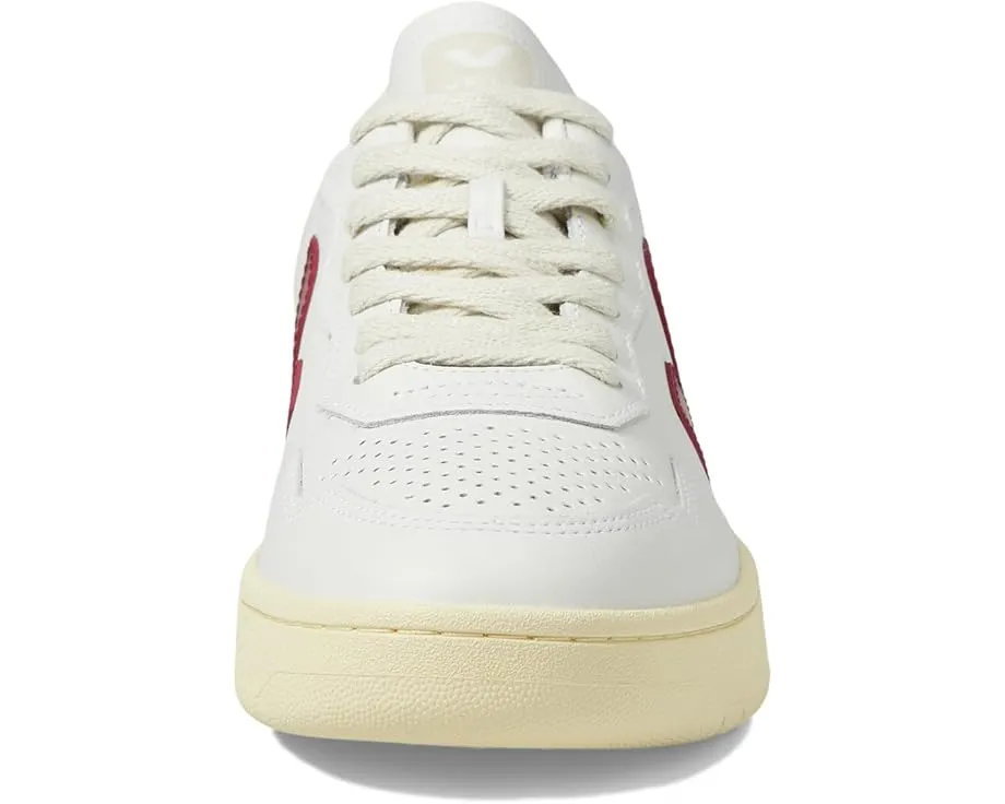 Кроссовки VEJA V-90 из премиальной кожи с круглым носком