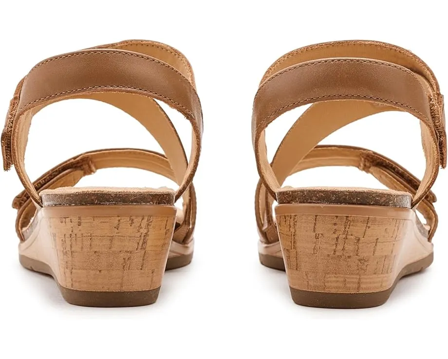 Clarks Kacha Wave сандалии на низком клине из мягкой кожи и контрастными ремешками