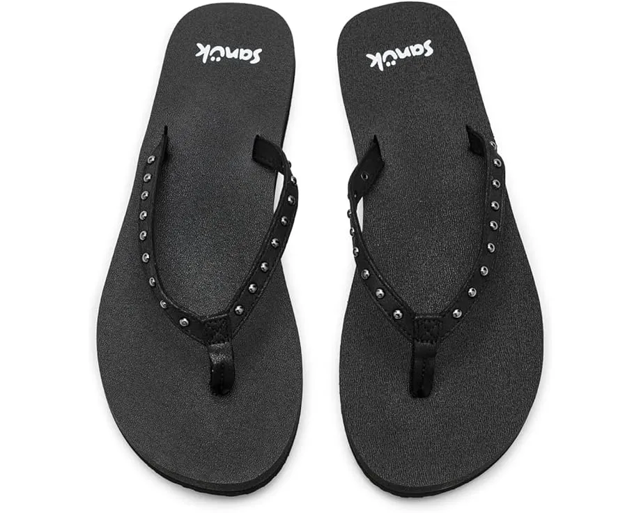 Sanuk Сандалии Yoga Joy II Stud с ремешком на заклепках и стелькой из коврика для йоги