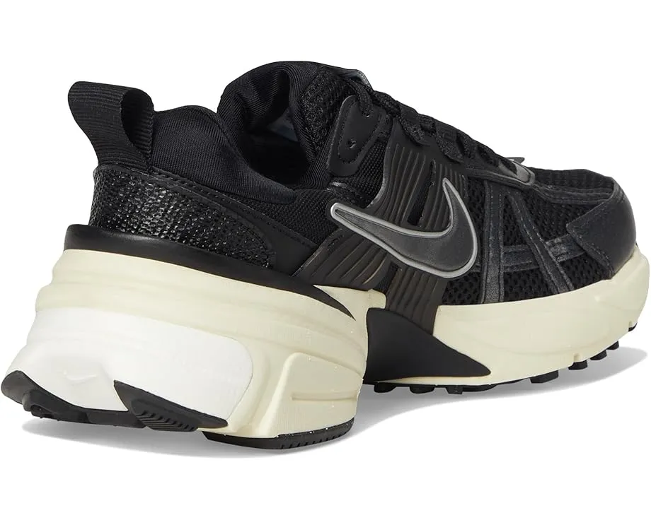 Кроссовки Nike V2K Run в ретро-стиле с массивной подошвой