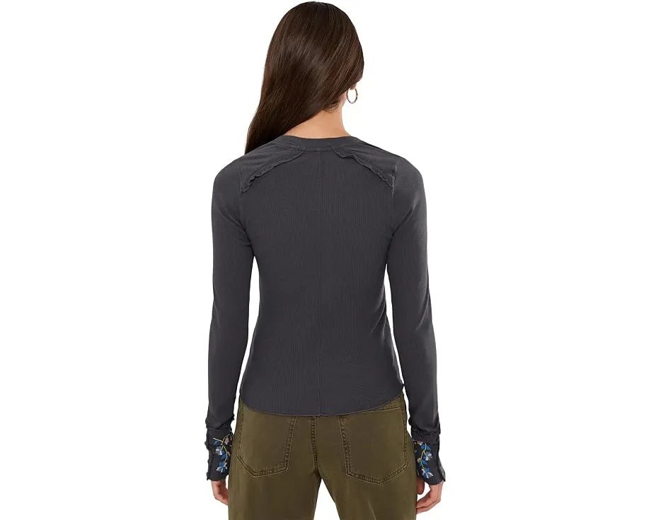 Блуза Fleur Embroidered Cuff Henley от Free People с вышивкой