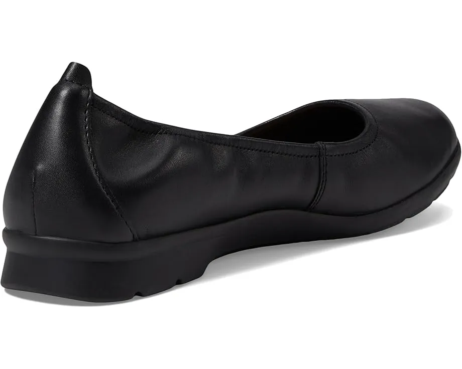 Классические лоферы Jenette Ease с перфорацией и стелькой для комфорта Clarks
