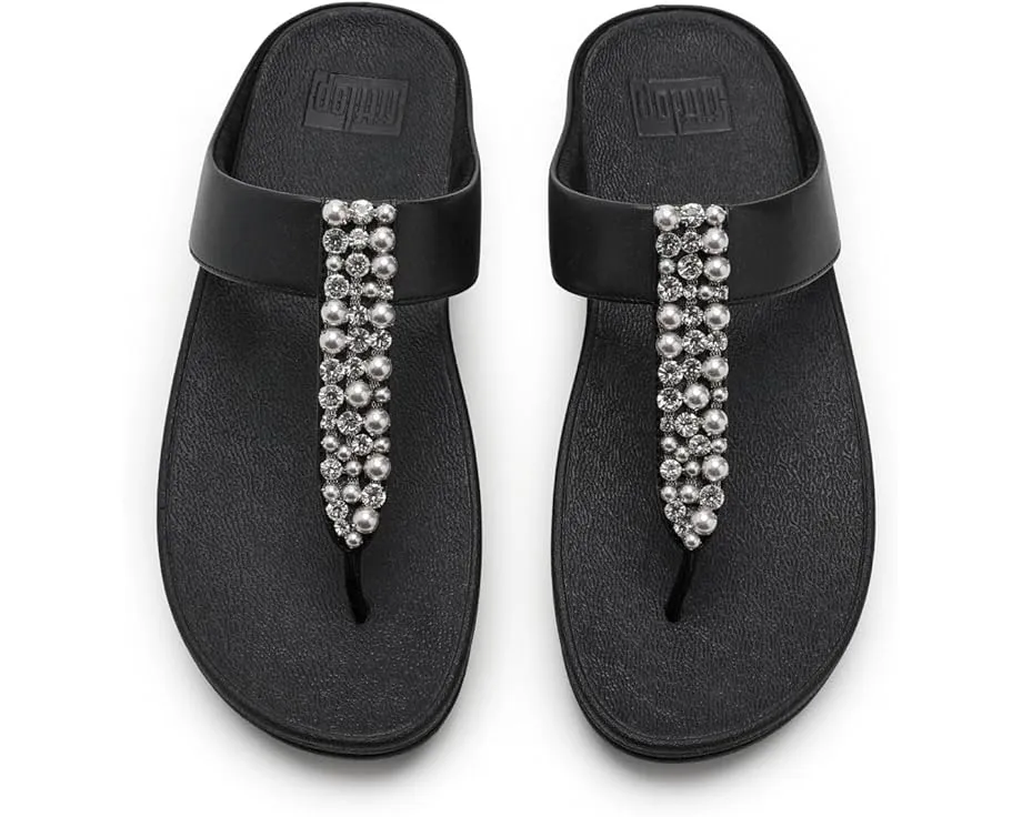 Сандалии FitFlop Fino с ремешком между пальцев и декором из жемчуга и кристаллов