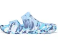 Классические сланцы Crocs с мраморным рисунком и двойными ремешками