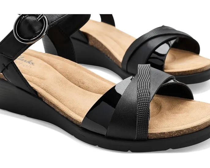Сандалии Kacha Twist Clarks на низком клине 55 мм с контрастными ремешками и липучкой