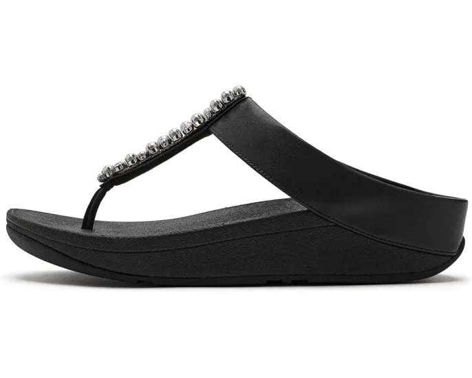 Сандалии FitFlop Fino с ремешком между пальцев и декором из жемчуга и кристаллов
