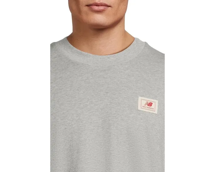 Классическая футболка New Balance Woven Label с тканой этикеткой