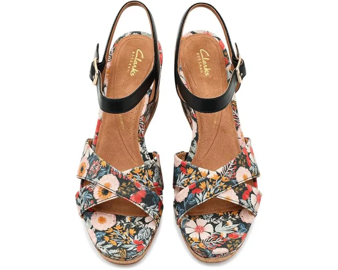 Сандалии Clarks Chicly Floral с контурной стелькой и ремешком на пряжке