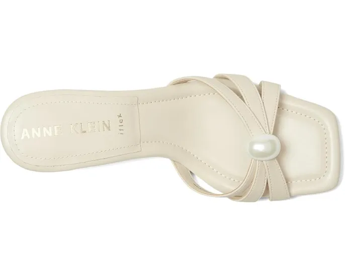 Босоножки Anne Klein Jonelle с жемчужным декором и котячьим каблуком