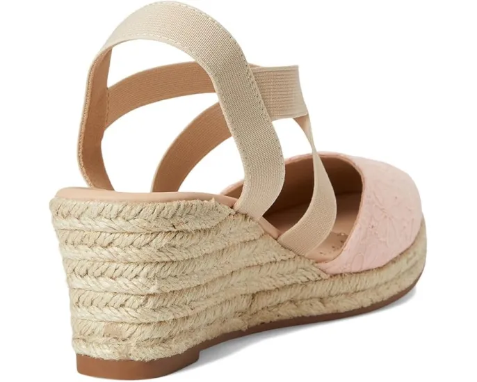 Journee Collection Сандалии Ashlee на танкетке с мягкой стелькой и несколькими ремешками