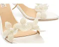 Туфли Badgley Mischka Whitney с цветочным декором из жемчуга и расклешенным каблуком