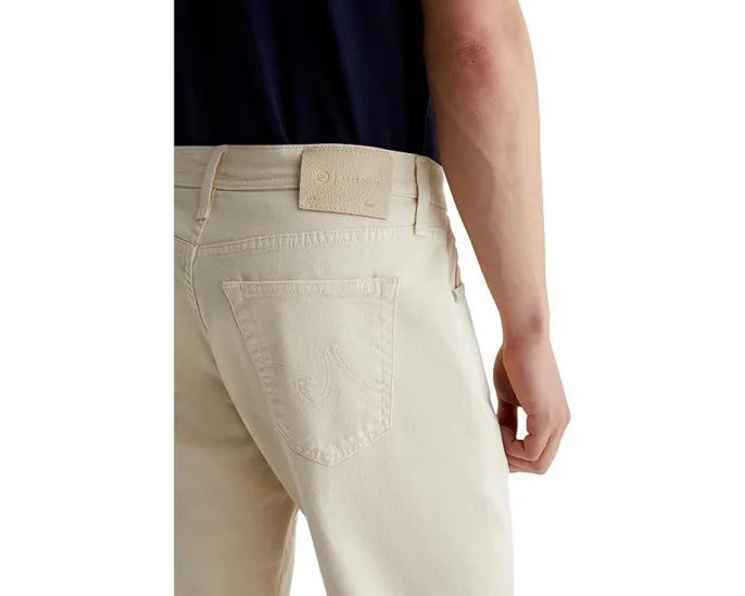 Джинсы Everett Slim Straight от AG Jeans зауженные к низу в цвете слоновая кость